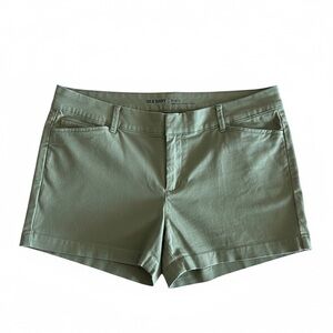 Old Navy Pixie Mid-Rise Chino Shorts in Sage / Olive Green - Size 10